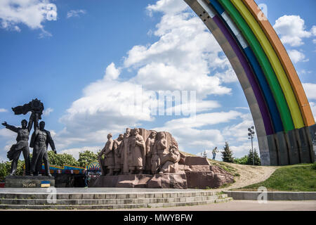 L'amicizia delle Nazioni arch, che fu originariamente costruito per rappresentare l'amicizia tra Ucraina e Russia, e che è stato parzialmente colorato un Foto Stock