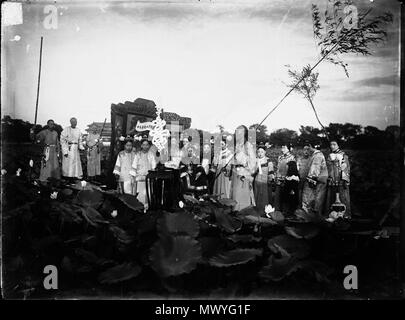 . La Dinastia Qing Ci-Xi Imperial Dowager Imperatrice della Cina su un Flat-Bottomed barca nel lago di mezzo il mare . Fine della dinastia Qing. Yu Xunling, Corte fotografo 599 La Dinastia Qing Ci-Xi Imperial Dowager Imperatrice della Cina su un Flat-Bottomed barca nel lago del medio mare (3) Foto Stock