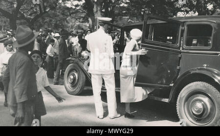 . Français : Max Dévé en voiture à Nouméa en 1932. Inglese: l'aviatore francese Max Dévé a Nouméa, Francia en 1932. 23 febbraio 2011, 17:38:02. Sconosciuto 409 MaxDEVE voiture Foto Stock