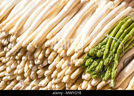 Disposizione di bianco fresco e asparagi verdi Foto Stock