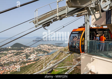 Il Dubrovnik cable car e la Città Vecchia di Dubrovnik vista dal monte Srd, Croazia. Foto Stock