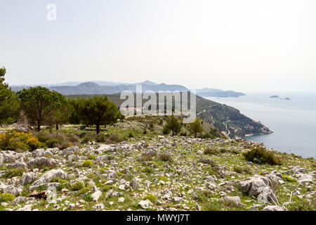 Vista generale della zona dietro al monte Srd, Dubrovnik, Croazia guardando a sud ovest lungo la costa adriatica. Foto Stock