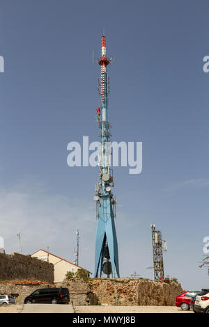 La radio trasmettitore televisivo torre sul monte Srd, che si affaccia su Dubrovnik, Croazia. Foto Stock