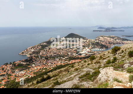 Vista dal monte Srd verso la moderna area ovest di Dubrovnik, Croazia. Foto Stock