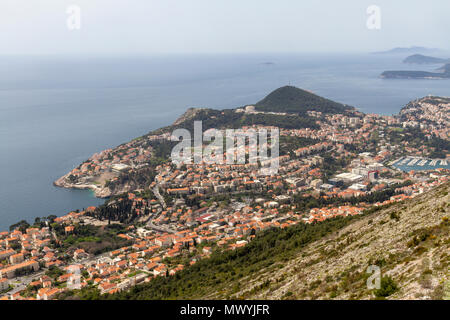 Vista dal monte Srd verso la moderna area ovest di Dubrovnik, Croazia. Foto Stock