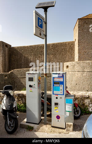 Alimentato con energia solare parcheggio pubblico metri oltre le mura della Città Vecchia di Dubrovnik, Croazia. Foto Stock