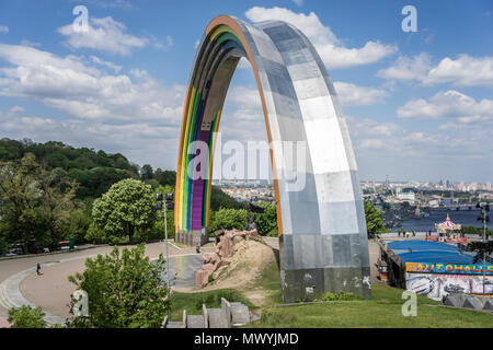 L'amicizia delle Nazioni arch, che fu originariamente costruito per rappresentare l'amicizia tra Ucraina e Russia, e che è stato parzialmente colorato un Foto Stock