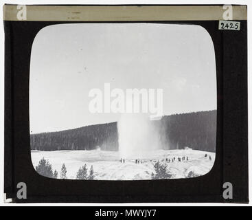 . Beehive Geyser. Beehive Geyser con la gente a guardare il parco di Yellowstone e.. 1900 78 Beehive Geyser, Yellowstone YORYM TA2425-1 Foto Stock