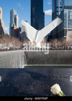 National September 11 Memorial Nord Pool con l'occhio in background Foto Stock
