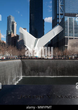 National September 11 Memorial Nord Pool con l'occhio in background Foto Stock