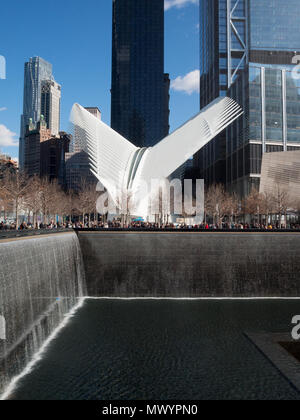 National September 11 Memorial Nord Pool con l'occhio in background Foto Stock