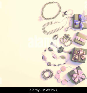 Il surrealismo Set di donna gioielli in stile vintage collana cameo perla bracciale catena orecchini su sfondo bianco. La vista dalla cima piatta. Foto Stock