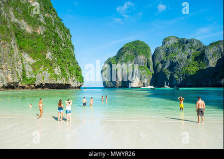 MAYA BAY, Tailandia - 12 novembre 2014: Gli ospiti godono di una tranquilla mattina prima della folla arriva a Maya Bay, la spiaggia e che ora è stata chiusa. Foto Stock