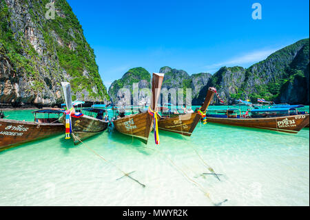 MAYA BAY, Tailandia - 12 novembre 2014: Thai longtail barche decorate con buona fortuna infissi a Maya Bay prima che essa si chiuda a causa del sovraffollamento Foto Stock