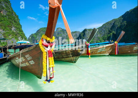 MAYA BAY, Tailandia - 12 novembre 2014: Thai longtail barche decorate con buona fortuna infissi a Maya Bay prima che essa si chiuda a causa del sovraffollamento Foto Stock