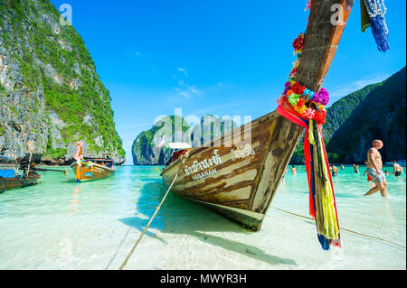 MAYA BAY, Tailandia - 12 novembre 2014: Thai longtail barche decorate con buona fortuna infissi a Maya Bay prima che essa si chiuda a causa del sovraffollamento Foto Stock