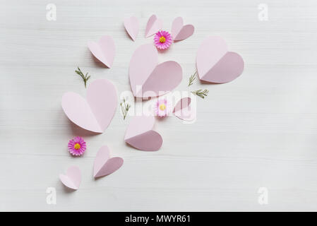 Primavera Romantica dolce composizione con fiori di colore rosa e cuori di carta bianca su sfondo di legno. Bellissimo sfondo o biglietto di auguri per San Valentino" Foto Stock