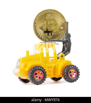 Giocattolo giallo carrello trasporta una simbolica medaglia di bitcoin crypto moneta, nuovo denaro digitale nel mondo cibernetico, isolata su uno sfondo bianco, vista laterale Foto Stock