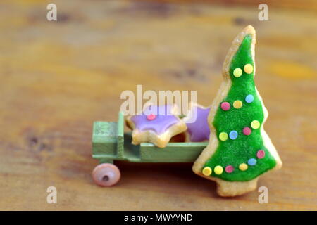 Un vecchio giocattolo di legno trasportati auto grazioso biscotti di Natale Foto Stock