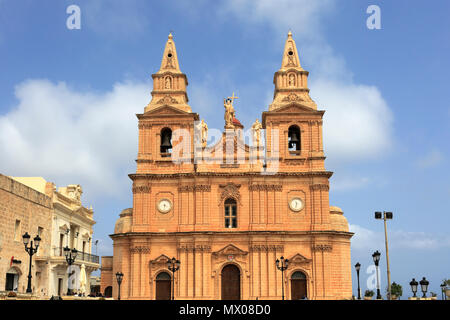 Vista estiva della chiesa parrocchiale della città di Mellieha, Malta. Foto Stock