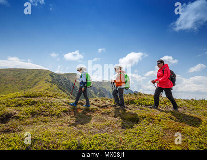 Trekking in montagna Ciucas in Romania. Donna con i suoi bambini escursionismo Foto Stock