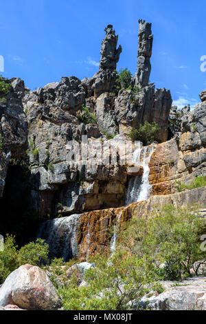 Una piccola cascata e le formazioni rocciose del Cederberg, Sud Africa Foto Stock