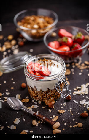 Colazione sana nozione. Granola o muesli con yogurt e fragole fresche. Foto Stock