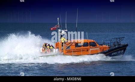 Rhyl, Regno Unito, le imbarcazioni di salvataggio appaiono insieme per la sessione di pratica, credito Ian Fairbrother Foto Stock