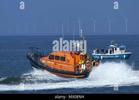 Rhyl, Regno Unito, le imbarcazioni di salvataggio appaiono insieme per la sessione di pratica, credito Ian Fairbrother Foto Stock