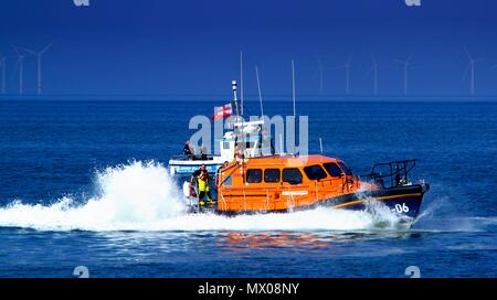 Rhyl, Regno Unito, le imbarcazioni di salvataggio appaiono insieme per la sessione di pratica, credito Ian Fairbrother Foto Stock