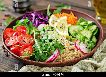 Buddha vegetariano ciotola con la quinoa e verdure fresche. Cibo sano concetto. Vegan insalata. Foto Stock