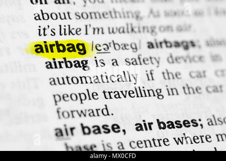 Evidenziate la parola inglese "airbag" e la sua definizione nel dizionario. Foto Stock