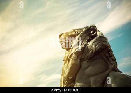 Dettaglio della statua di un re leone, che appartiene a Cristoforo Colombo monumento. Esso si trova in Plaza del Portal de la Pau a Barcellona, Spagna. Colu Foto Stock