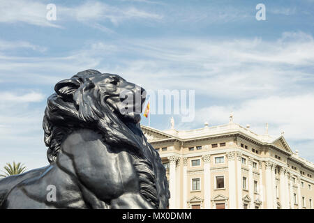 Dettaglio della statua di un re leone, che appartiene a Cristoforo Colombo monumento. Esso si trova in Plaza del Portal de la Pau a Barcellona, Spagna. Colu Foto Stock