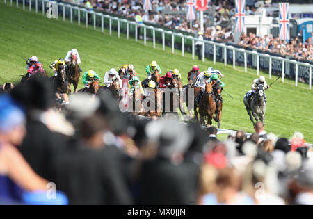 Guide e piloti in azione nel Investec Corporate Banking 'Dash' Handicap durante il derby giorno del 2018 Investec Derby Festival all ippodromo di Epsom Downs. Foto Stock
