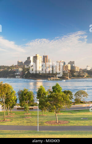 Vista sul Porto di Sydney dal molo di Barangaroo Riserva, Sydney, Nuovo Galles del Sud, Australia Pacific Foto Stock