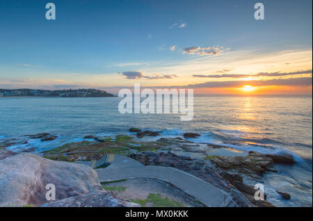 Bondi a Bronte a piedi all'alba, la spiaggia di Bondi, Sydney, Nuovo Galles del Sud, Australia Pacific Foto Stock