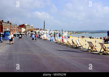 Weymouth Dorset, Regno Unito. Maggio 18, 2018. I turisti a piedi dal lungomare e godersi la spiaggia in maggio a Weymouth nel Dorset, Regno Unito. Foto Stock