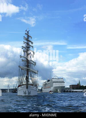 Impressionante windjammer parade nella baia di Kiel. Antivento in pelo sotto la vela. Singolarmente o in uno splendido panorama. Foto Stock