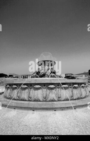 La fontana del Tritone a Floriana, all'ingresso di La Valletta, la città capitale di Malta Foto Stock