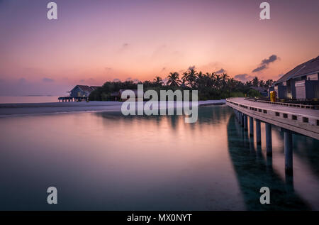 Incredibile cielo viola e Oceano Indiano a sunrise in Maldive Foto Stock