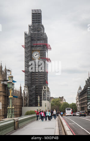 La torre di Elizabeth coperto di scaffholding durante i lavori di riparazione Foto Stock