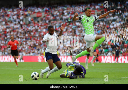 L'Inghilterra del Raheem Sterling dives in area di rigore durante la International amichevole a WembleyÂ Stadium, Londra. Foto Stock