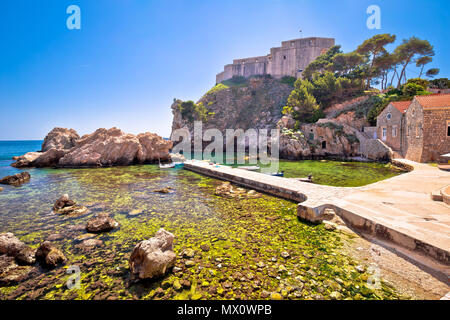 La baia di Dubrovnik e pareti storiche e Lovrijenac fort view, destinazione turistica in Dalmazia, Croazia Foto Stock