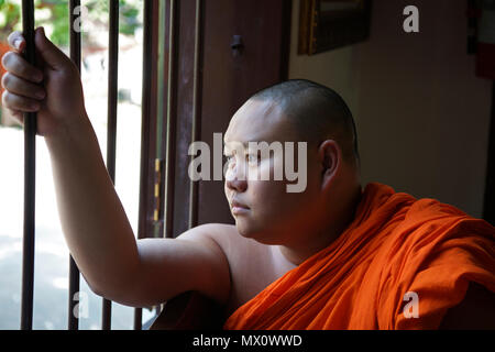 Close-up monaco in corrispondenza della finestra Wat Ket Karem tempio Chiang Mai nel nord della Thailandia Foto Stock