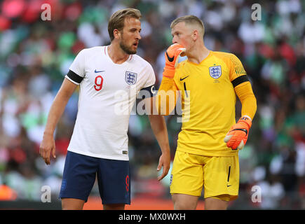 In inghilterra il portiere Giordania Pickford (destra) e Harry Kane durante la International amichevole allo Stadio di Wembley, Londra. Foto Stock