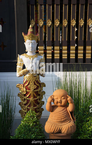 Statua di donna in preghiera e in ceramica figura Wat Inthakhin Sadue Muang Chiang Mai nel nord della Thailandia Foto Stock