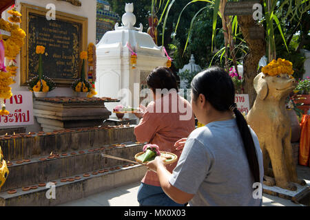 Due donne che fanno offerte e preghiere Wat Ket Karem tempio Chiang Mai nel nord della Thailandia Foto Stock