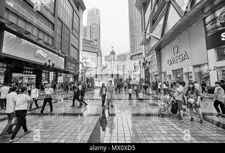 Chongqing Cina - Ottobre 03, 2017: affollata strada dello shopping nel centro cittadino di Chongqing in un giorno di pioggia. Foto Stock