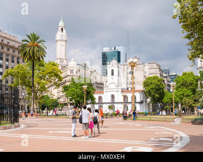 Le persone sulla piazza principale Plaza de Mayo e Cabildo edificio di Monserrat quartiere della capitale Buenos Aires, Argentina Foto Stock